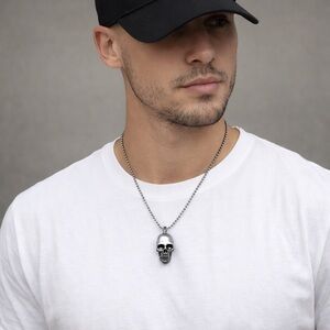 Brand New!! Skull pendant and bead chain